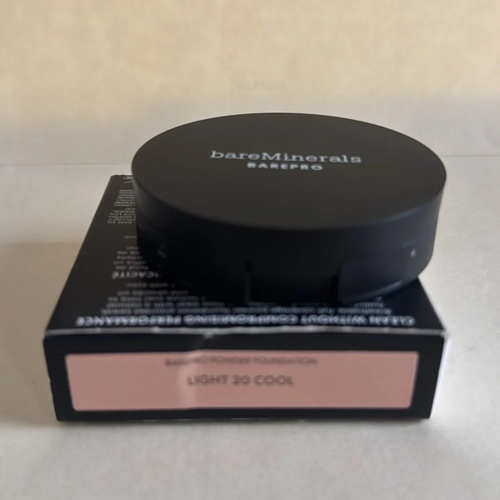 BAREMINERALS BAREPRO 24HR Skin Perfecting Matte Powder Foundation Light 20 Cool